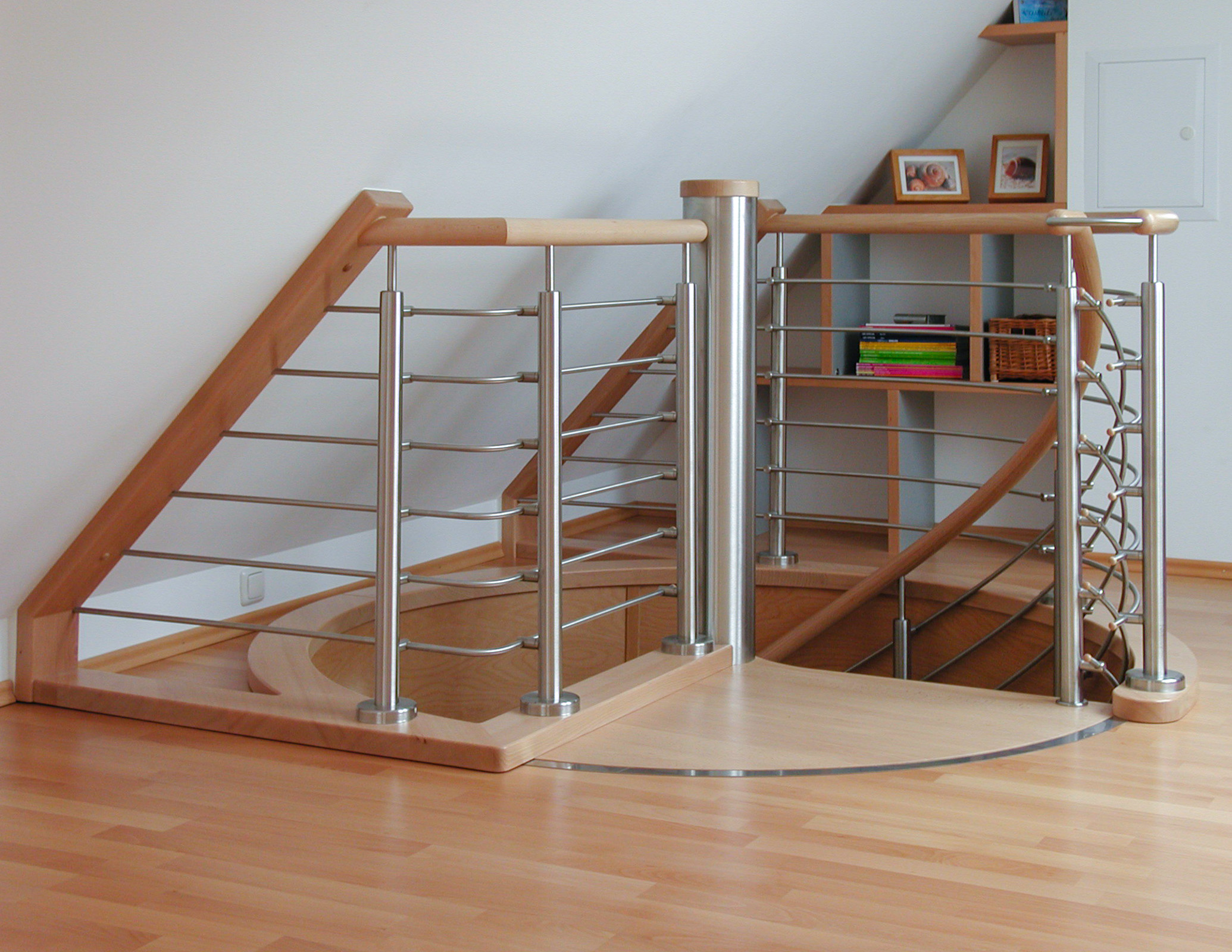 Spindeltreppe Buche durchgehende Lamellen lackiert, Edelstahlsprossen