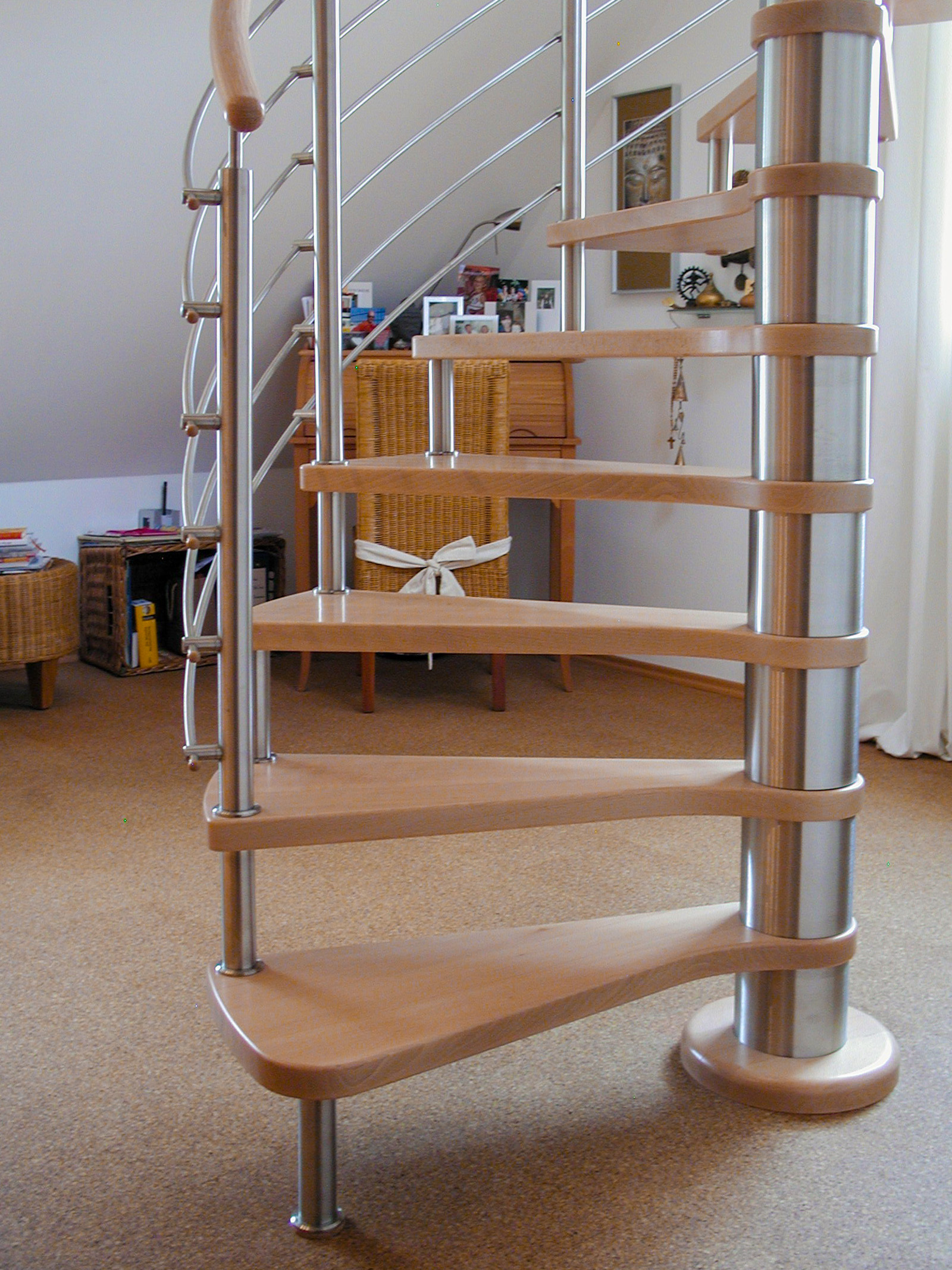 Spindeltreppe Buche durchgehende Lamellen lackiert, Edelstahlsprossen