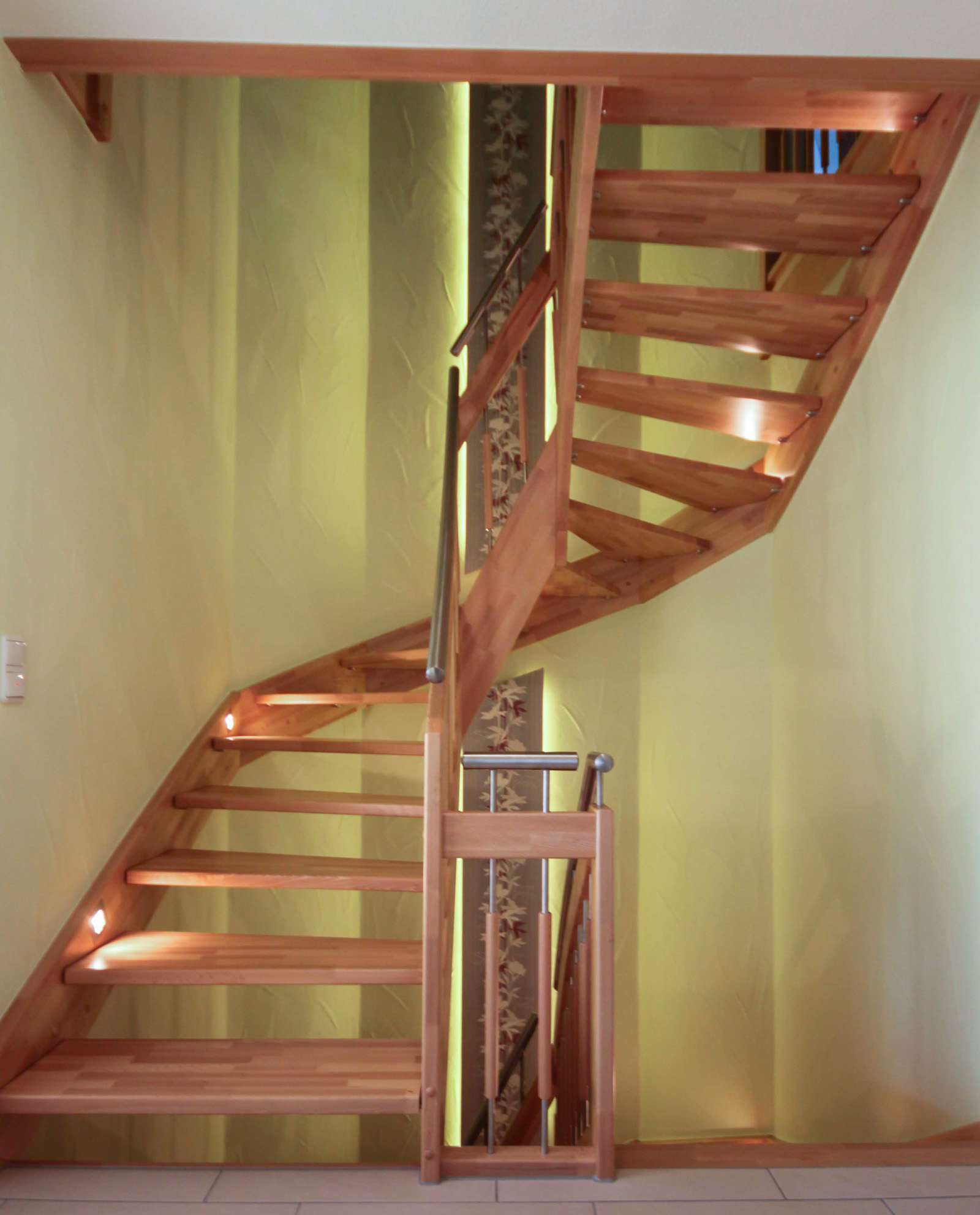 Treppe Buche Color keilgezinkt, Edelstahl-Handlauf