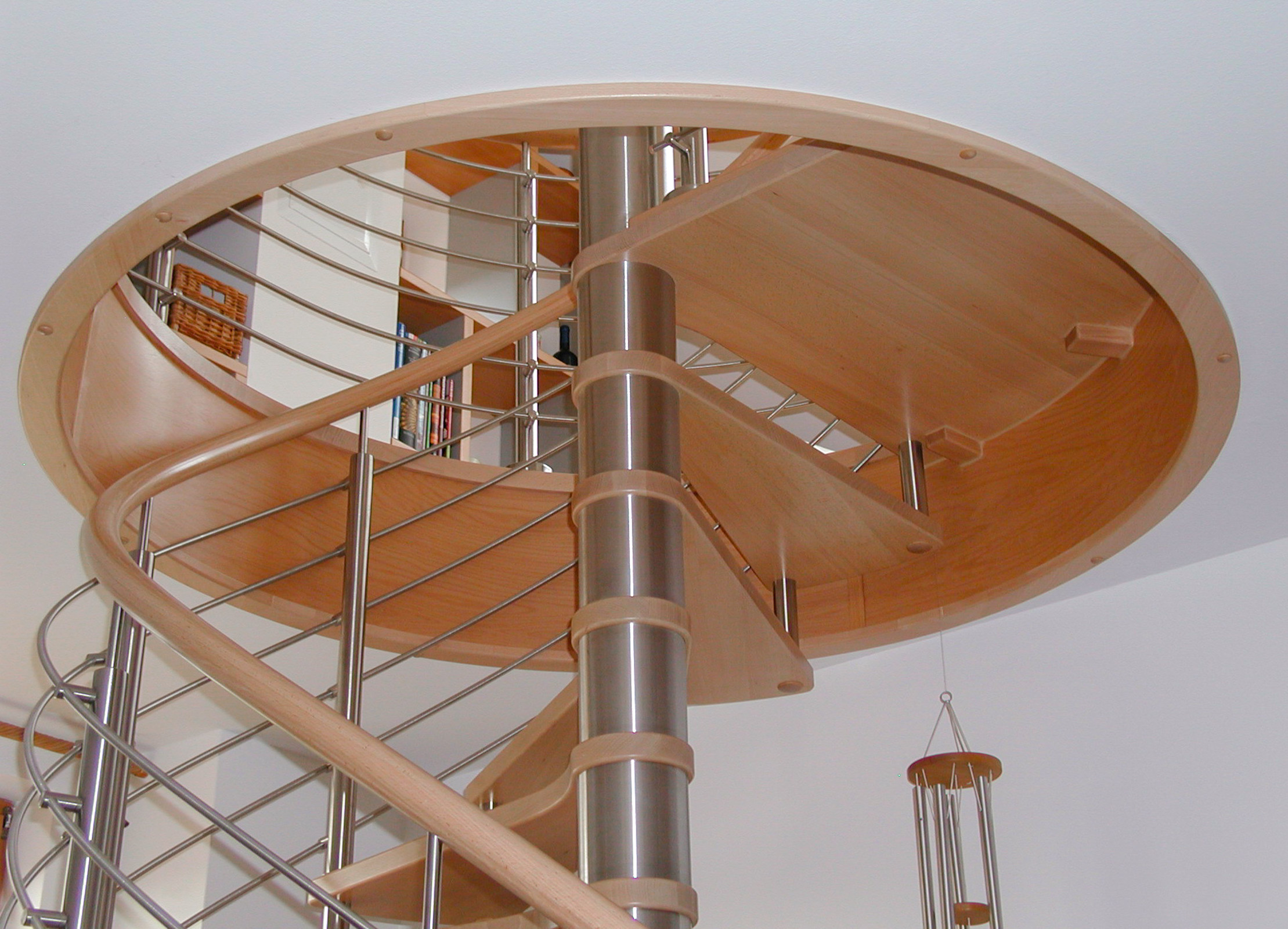 Spindeltreppe Buche durchgehende Lamellen lackiert, Edelstahlsprossen