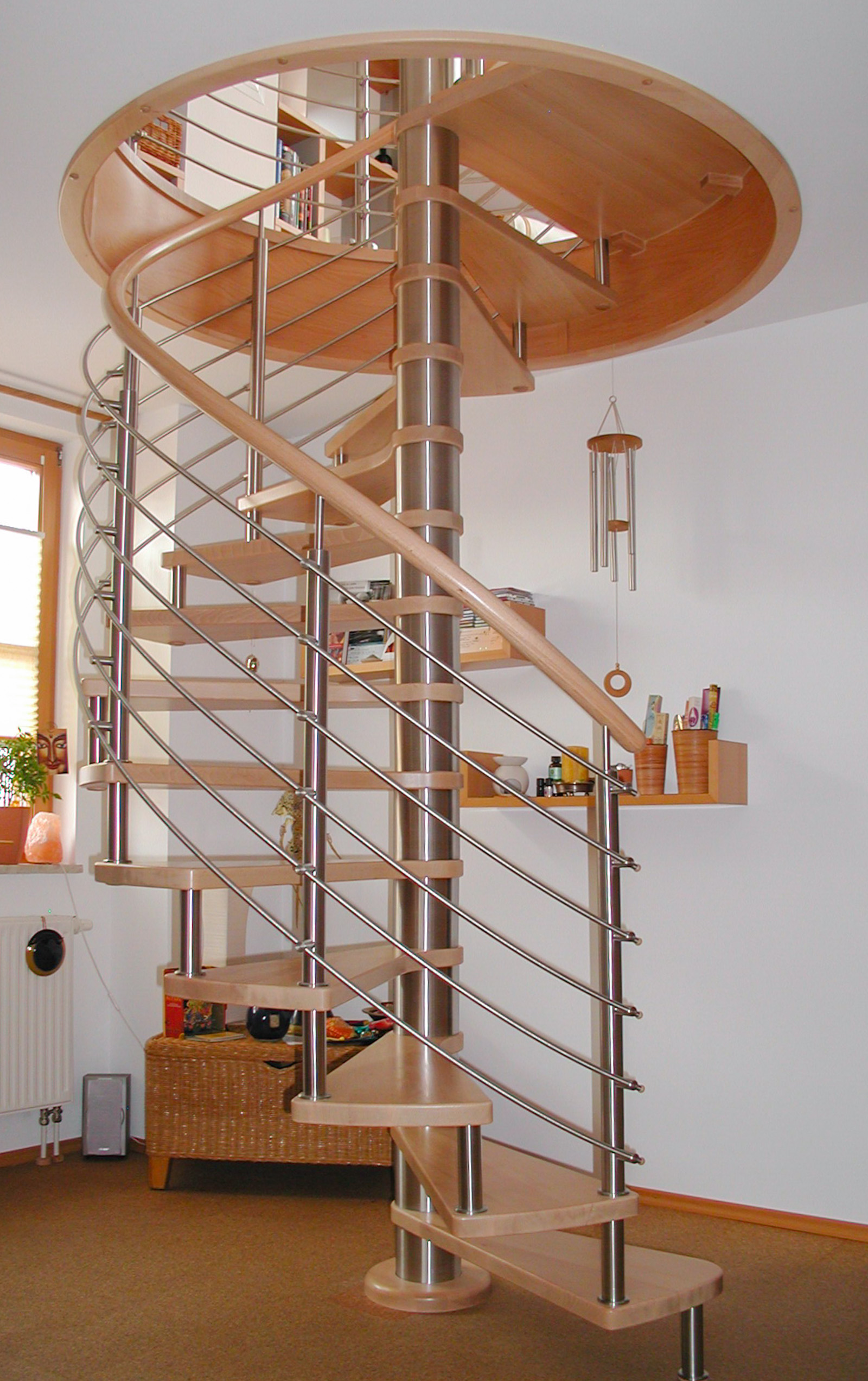 Spindeltreppe Buche durchgehende Lamellen lackiert, Edelstahlsprossen