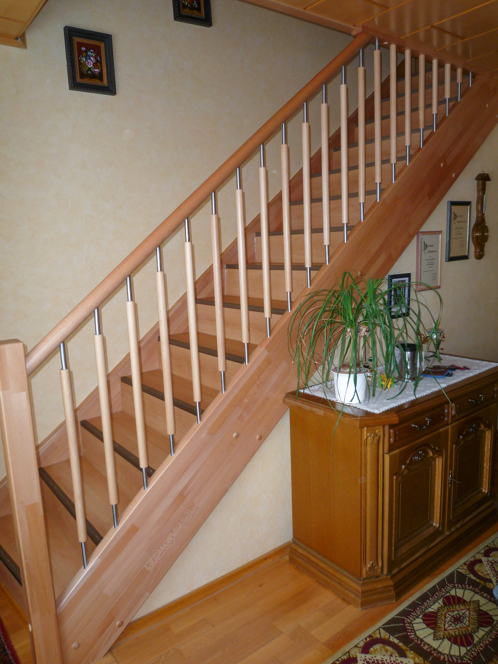 Treppenrenovierung Buche keilgezinkt, Holz-Edelstahl-Sprossen, Buche Vinylboden