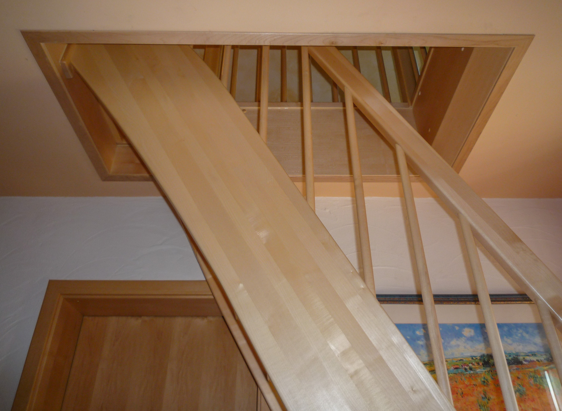 Raumspartreppe Ahorn durchgehende Lamellen lackiert