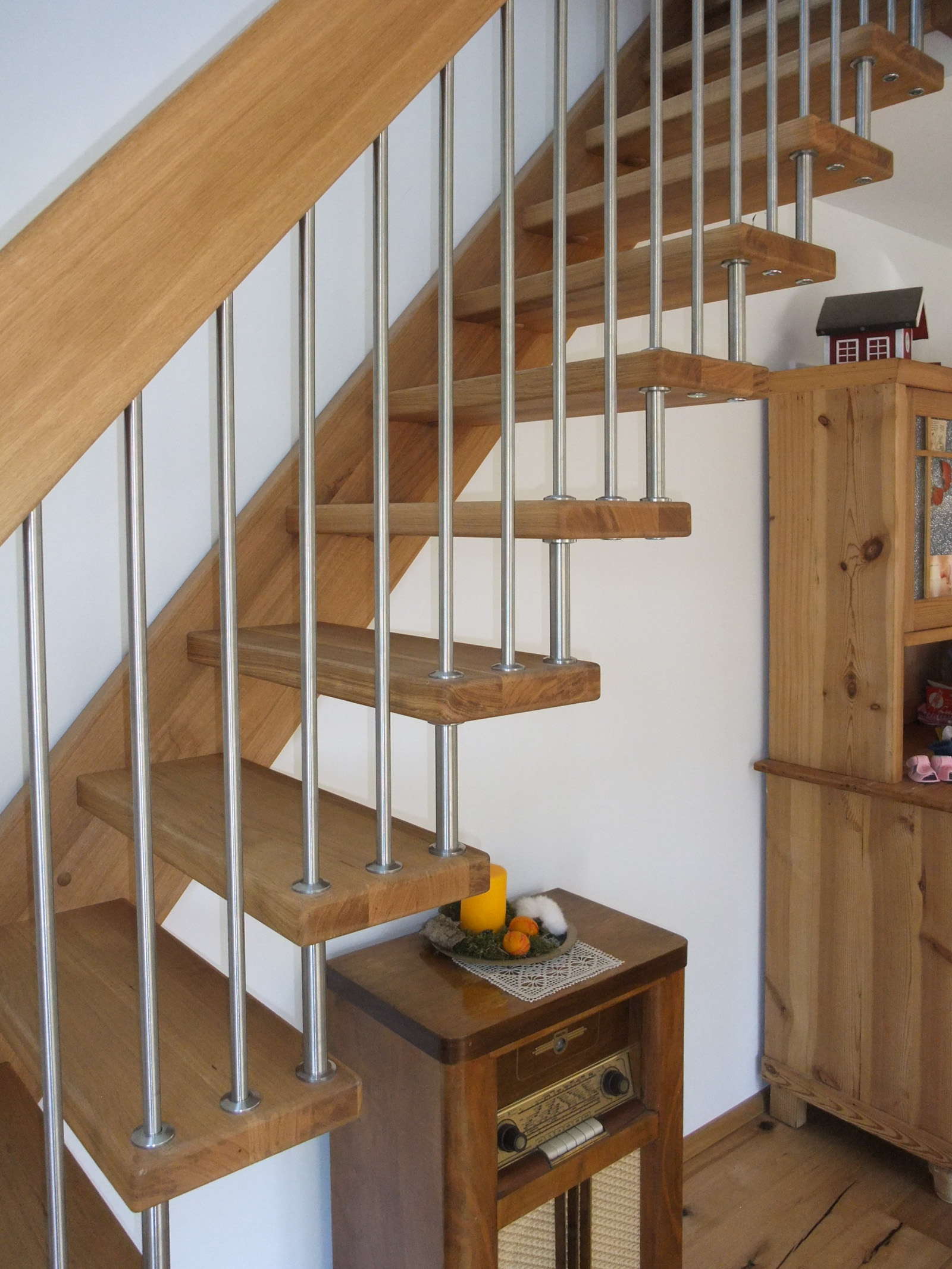 Treppe Eiche durchgehende Lamellen, ohne Innenwange, Edelstahlsprossen