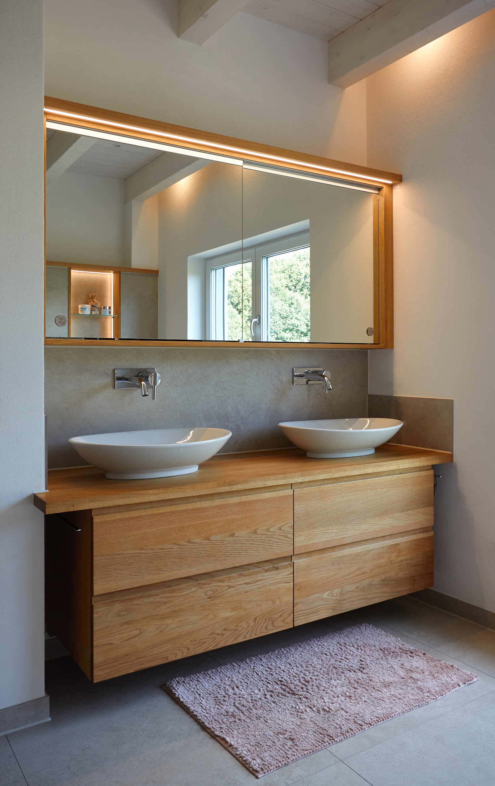 Badezimmer in Eiche furniert / massiv geölt, Grifffräsungen