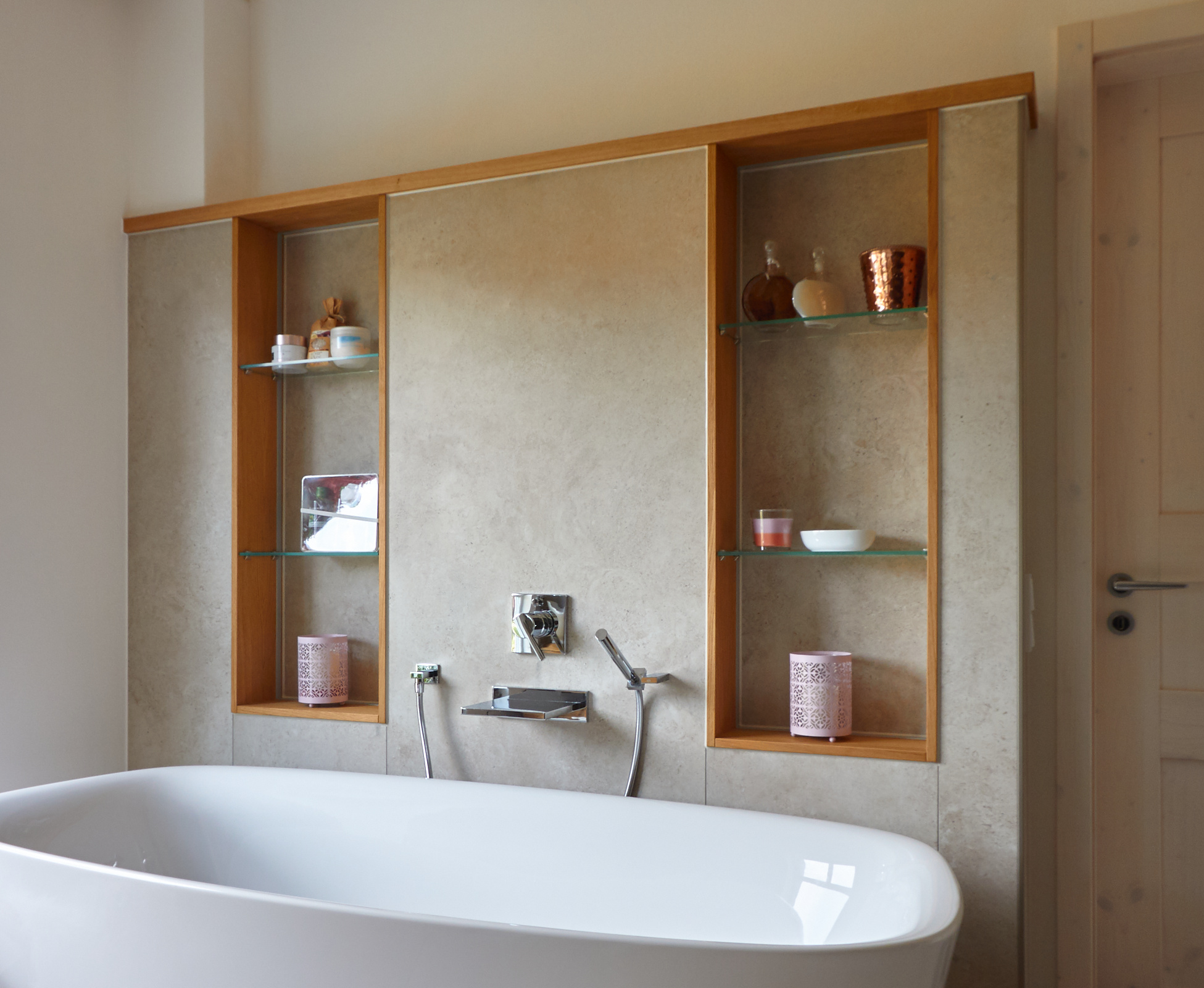 Regale Eiche furniert geölt in Wandnische mit Glasfachböden und LED-Beleuchtung