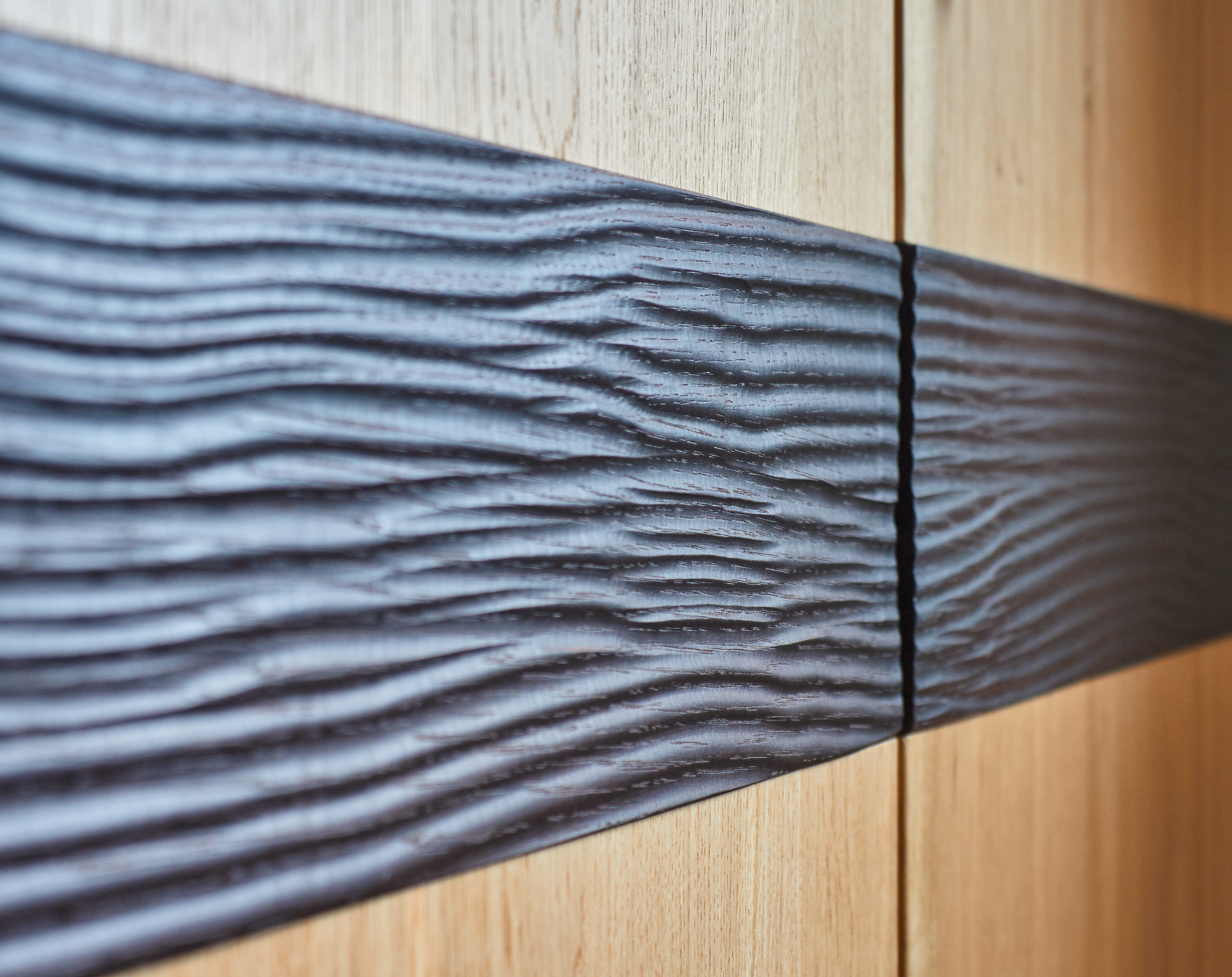 Schlafzimmer Eiche astig furniert, matt lackiert, Dekoelemente in Eiche gebeizt mit Wellenfräsung