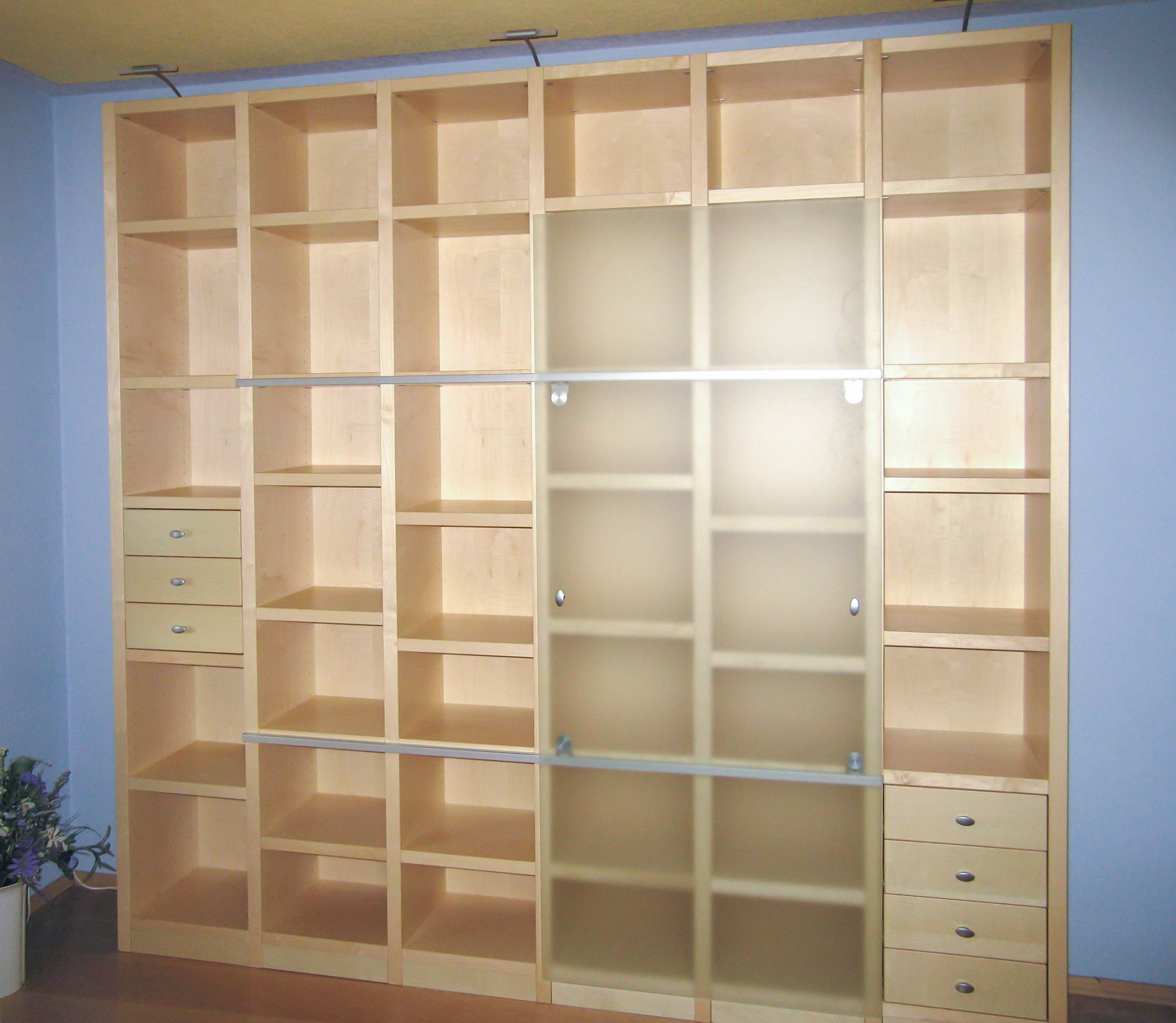 Regal Ahorn furniert, Schiebetüren Satinato