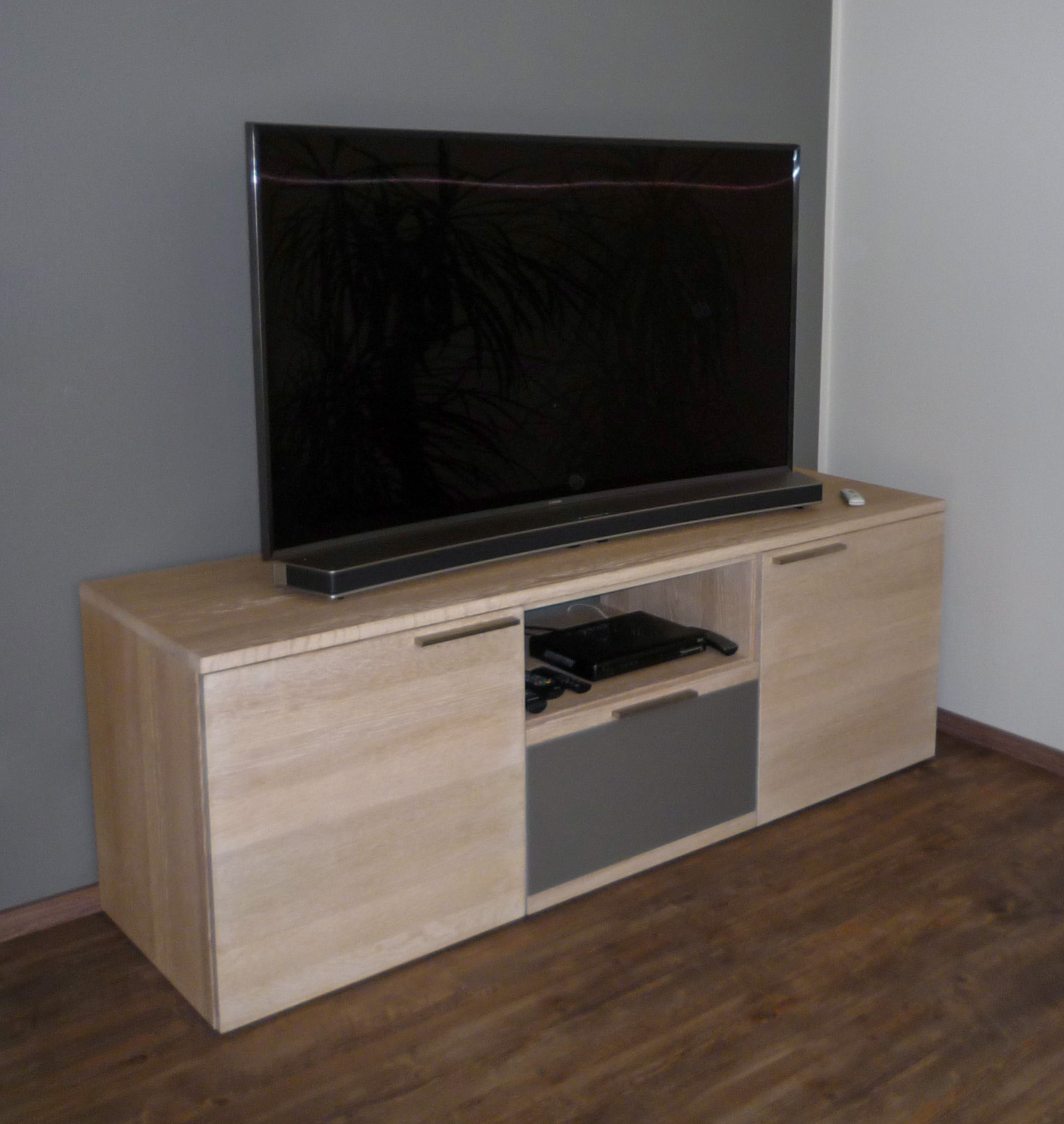 Wohnzimmer Eiche gekälkt, Glas RAL 7039 Quarzgrau lackiert