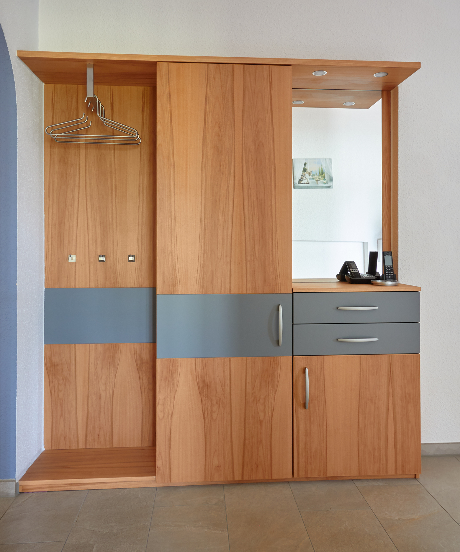 Garderobe Kernbuche furniert geölt, Frontstreifen nach RAL 7037 Staubgrau matt lackiert