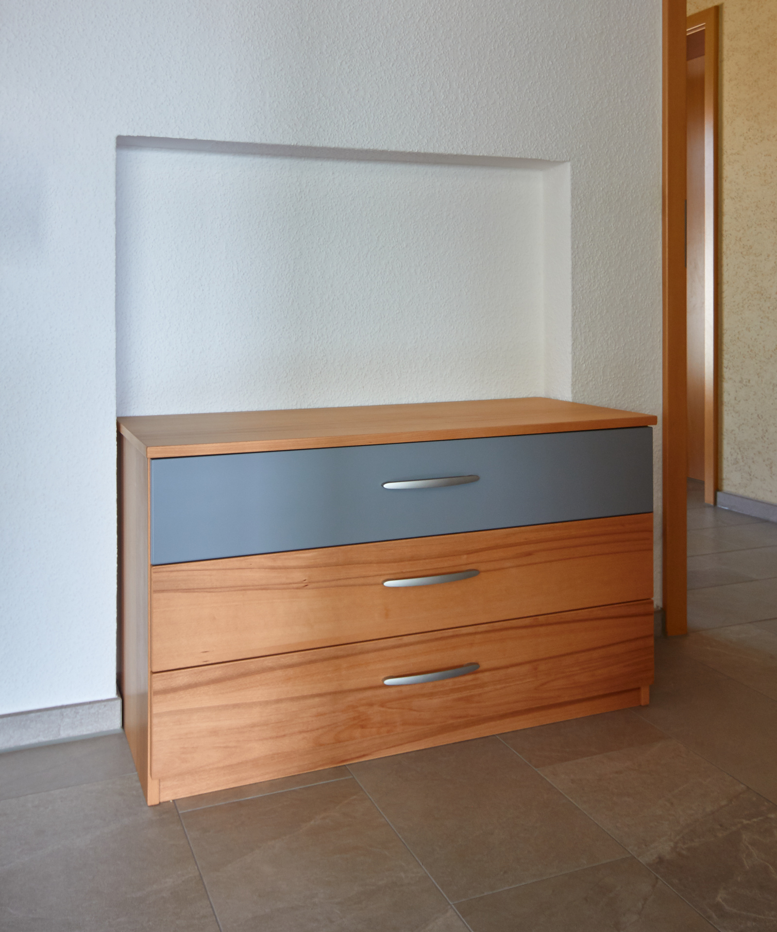 Garderobe Kernbuche furniert geölt, Frontstreifen nach RAL 7037 Staubgrau matt lackiert