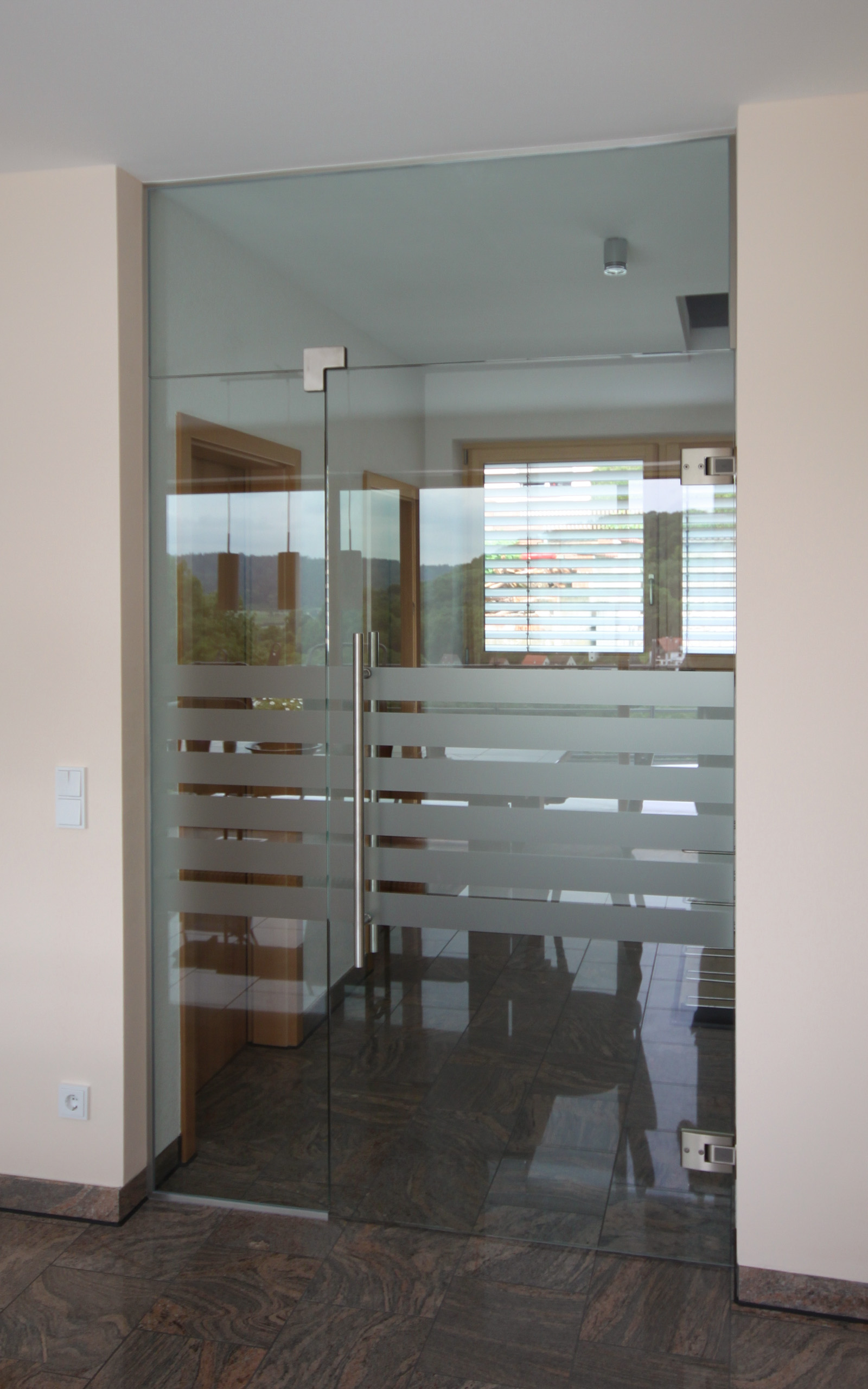 Ganzglastürelement mit Satinatostreifen