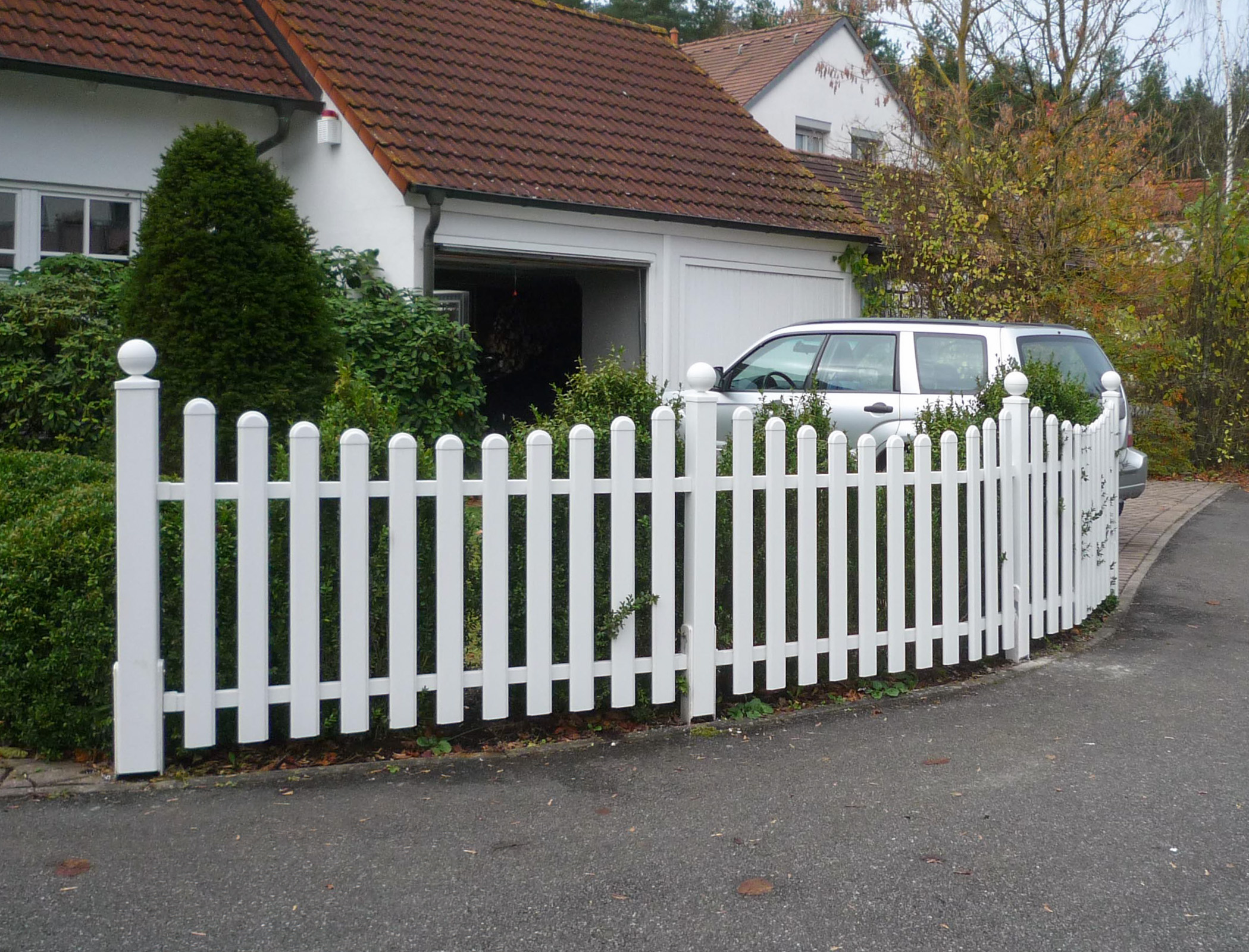 Wartungsfreier Aluminiumzaun Stuttgart FG1, RAL 9016 Verkehrsweiß