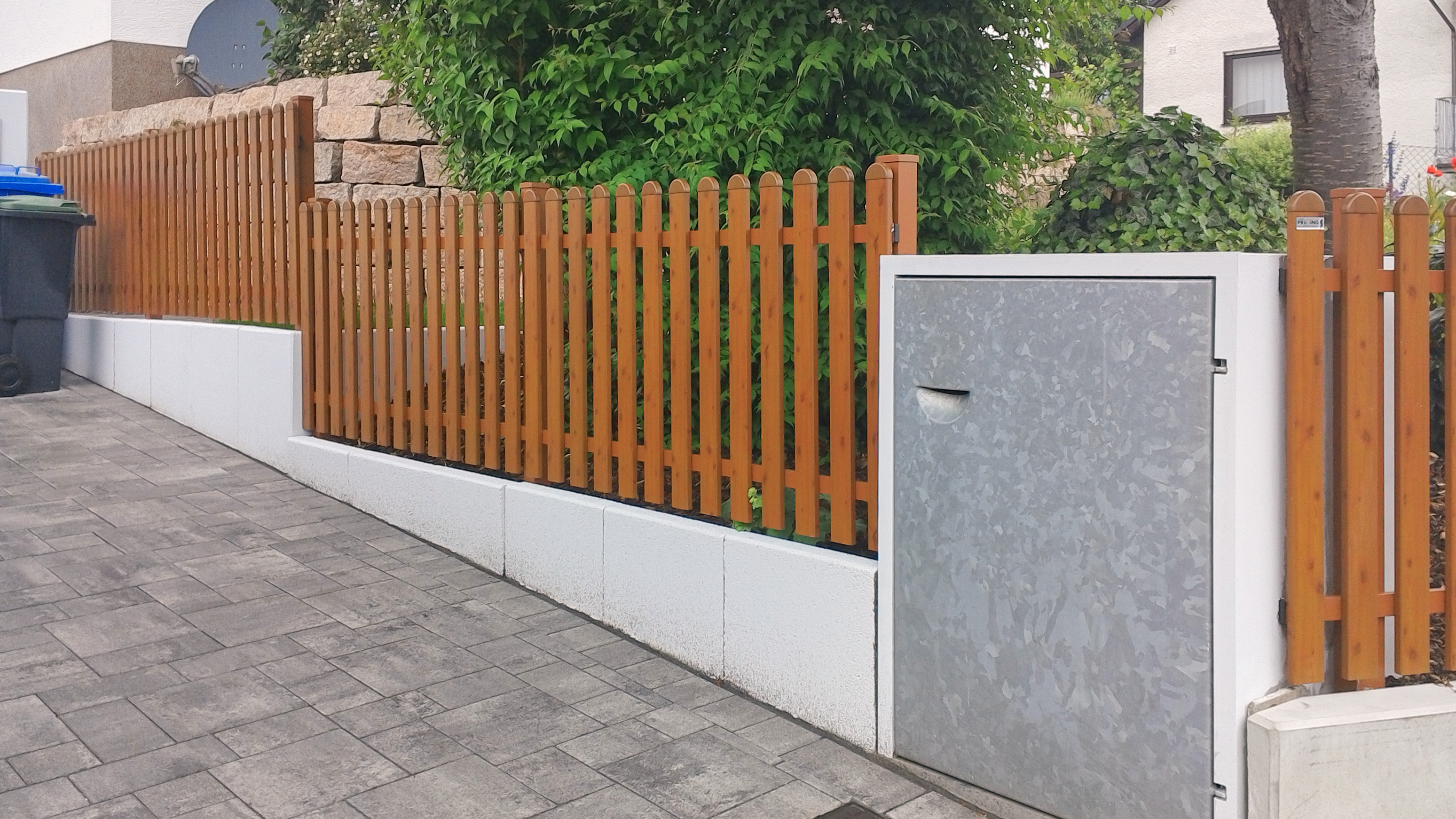 Wartungsfreier Aluminiumzaun Amsterdam, Zirbelkiefer dunkel