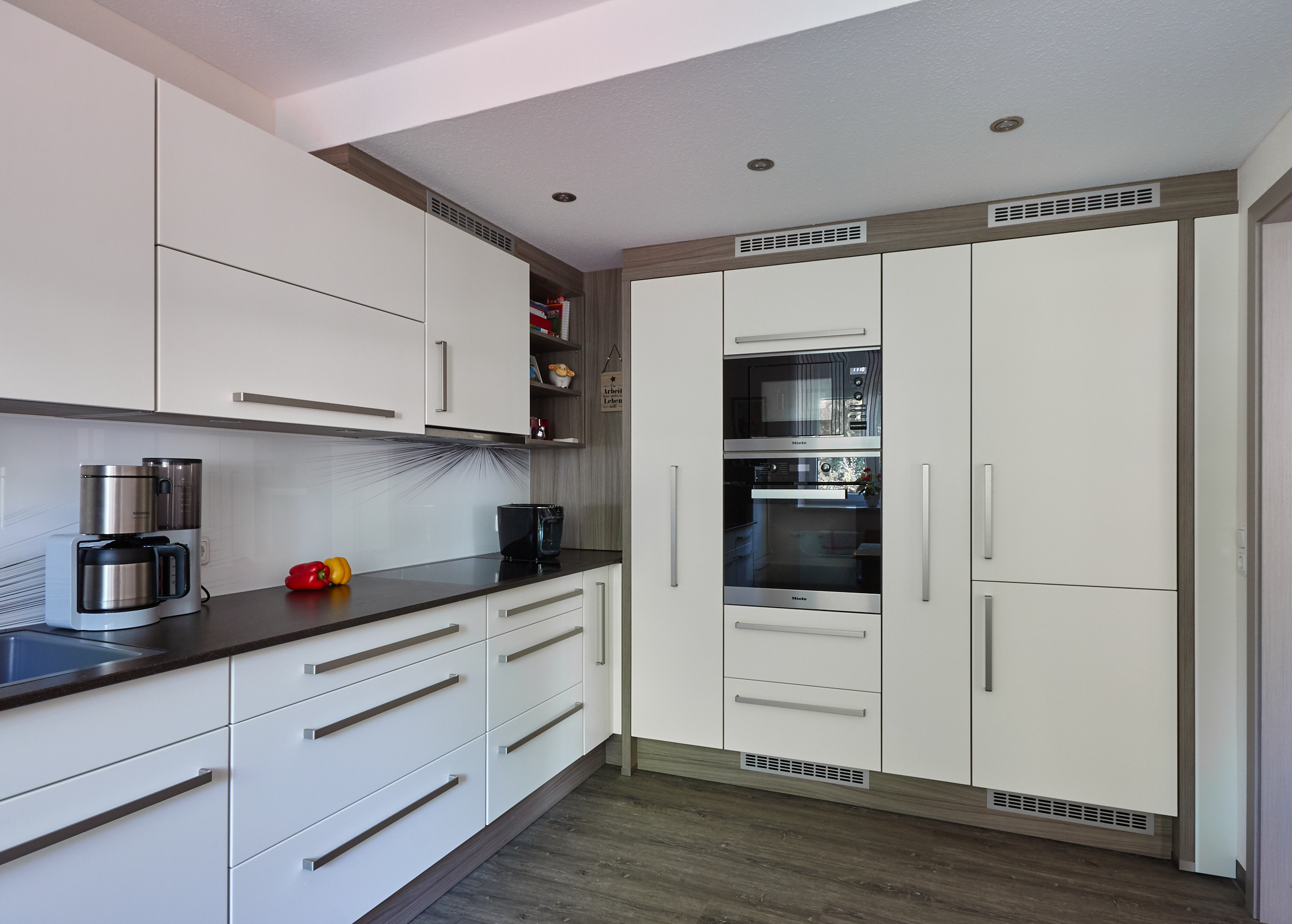 Küche Dekor H3090 ST22 Shorewood, Fronten nach RAL 9010 matt lackiert, Glasrückwand Modell Needles