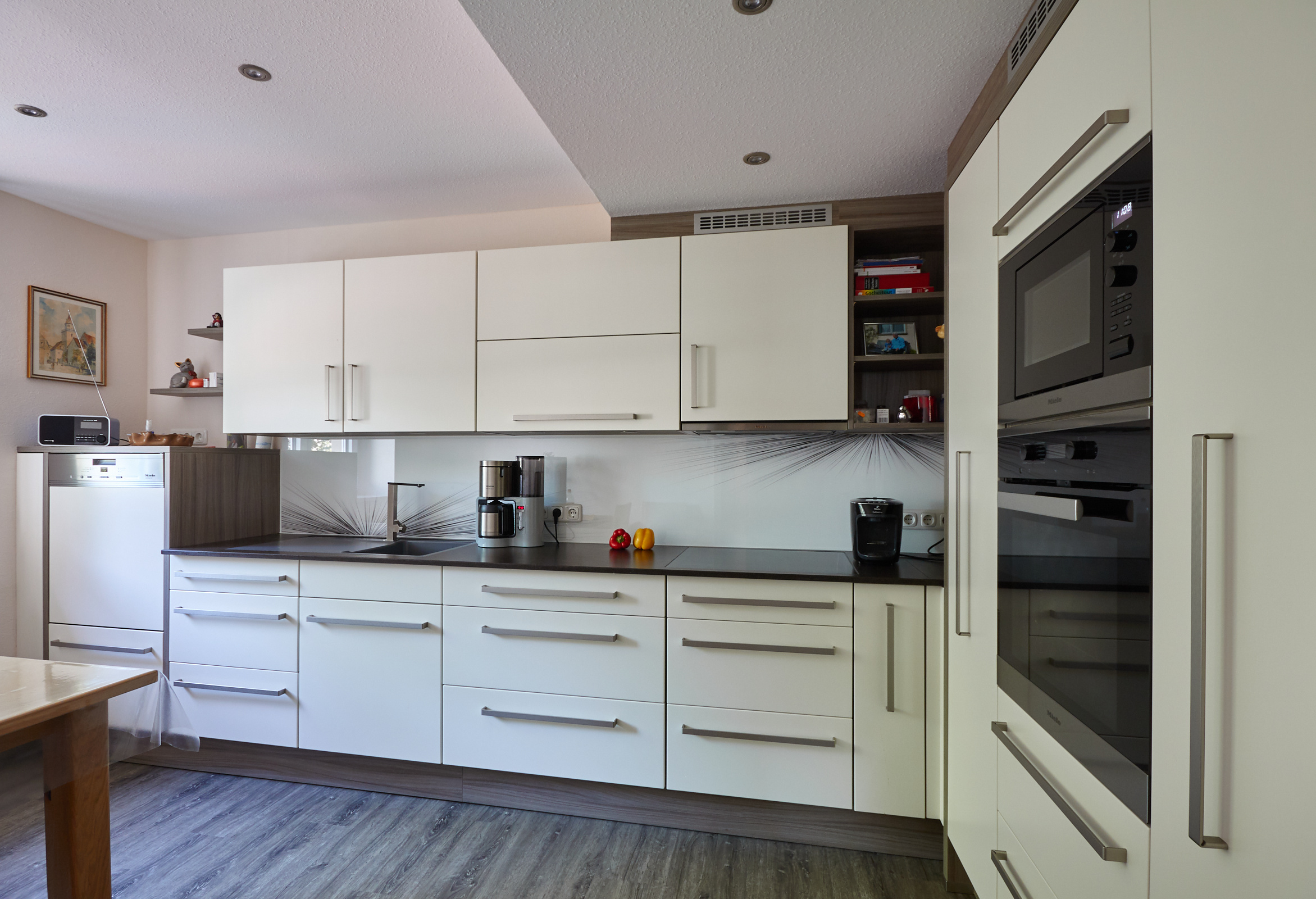 Küche Dekor H3090 ST22 Shorewood, Fronten nach RAL 9010 matt lackiert, Glasrückwand Modell Needles