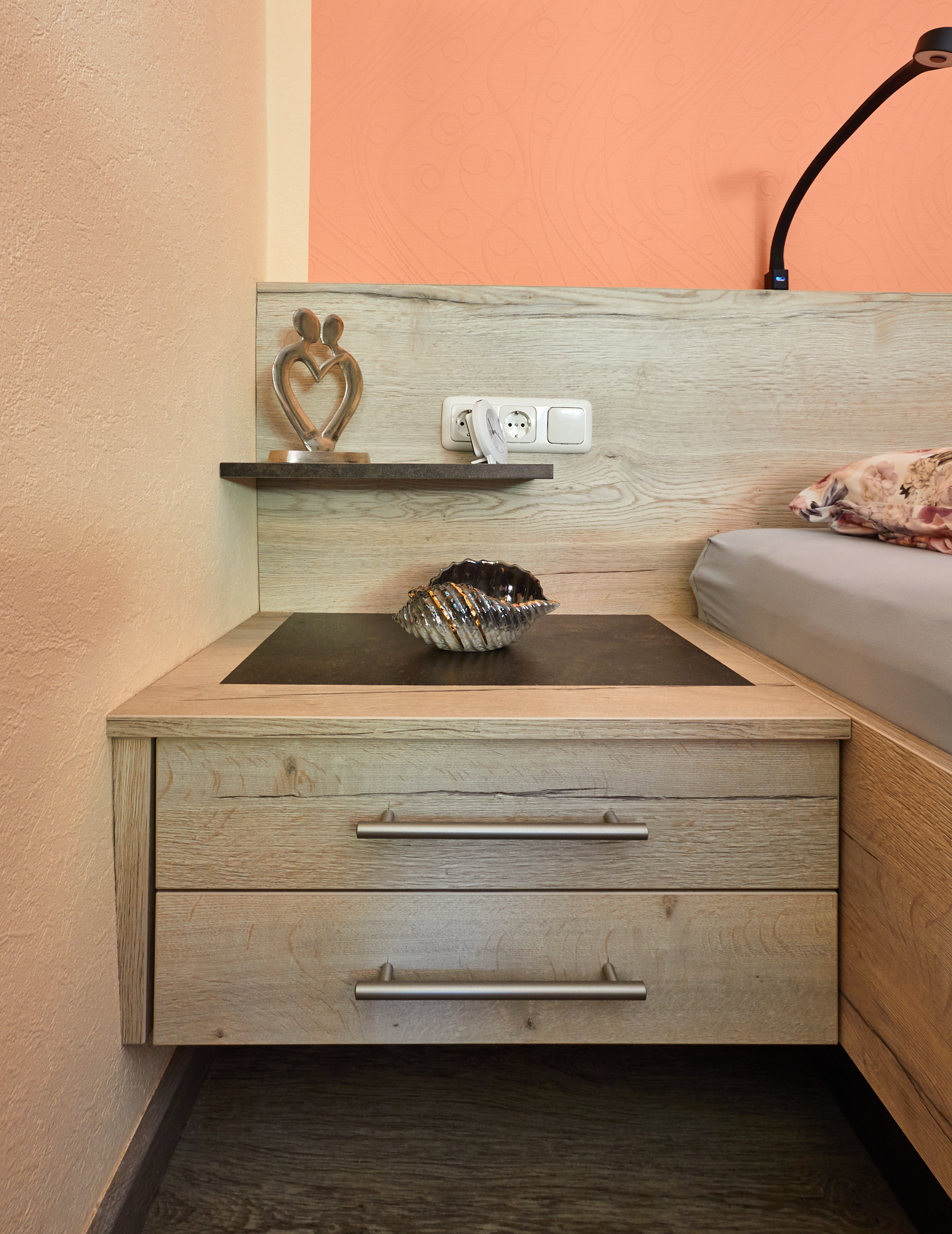 Nachtkästchen Dekor H1176 ST37 Halifax Eiche weiß, F311 ST87 Ceramic Anthrazit bündig eingelassen